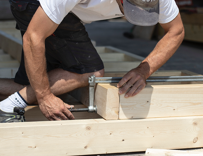 Artisan sur une pose de terrasse en bois à Nice