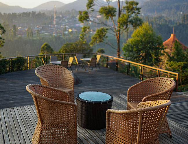 Pose d'une terrasse en bois à Nice avec fauteils - Aménagement Construction Bois