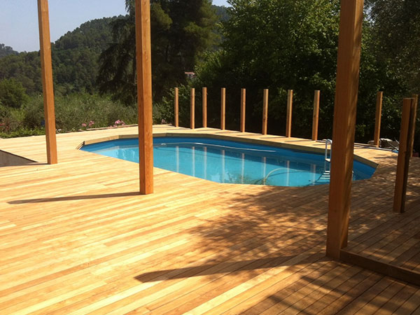 Photographie d'une piscine avec abords en bois pour la pose de terrasses en bois à Nice