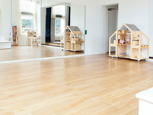 Photographie d'un parquet à l'intérieur d'un appartement