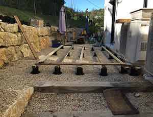 Photographie d'un chantier en réalisation de pose de terrasse en bois à Nice